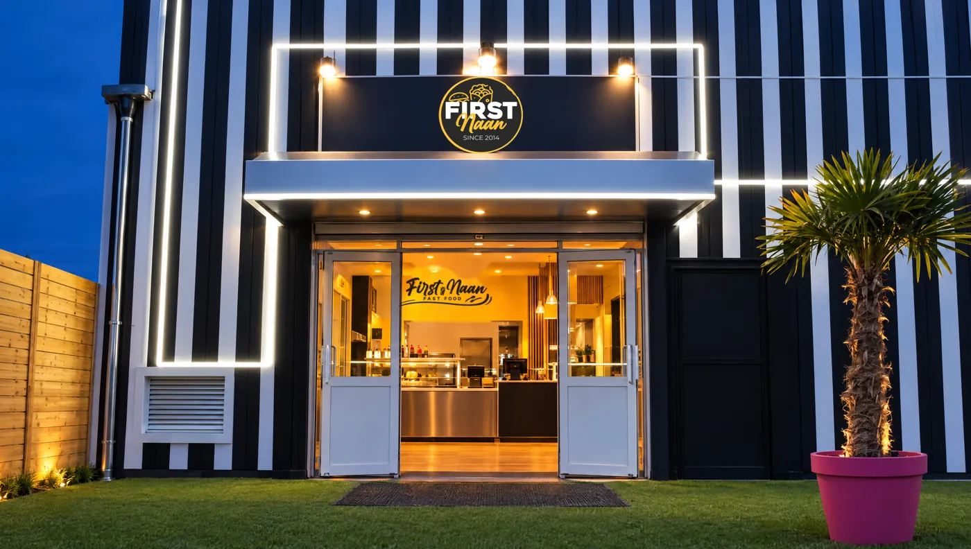 La façade de FIRST Naan le soir, éclairée, à Vaux-le-Pénil